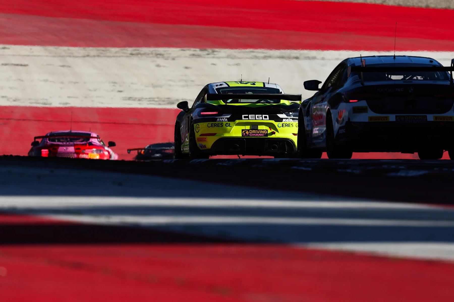#33 Porschen bagfra i modlys på Red Bull Ring