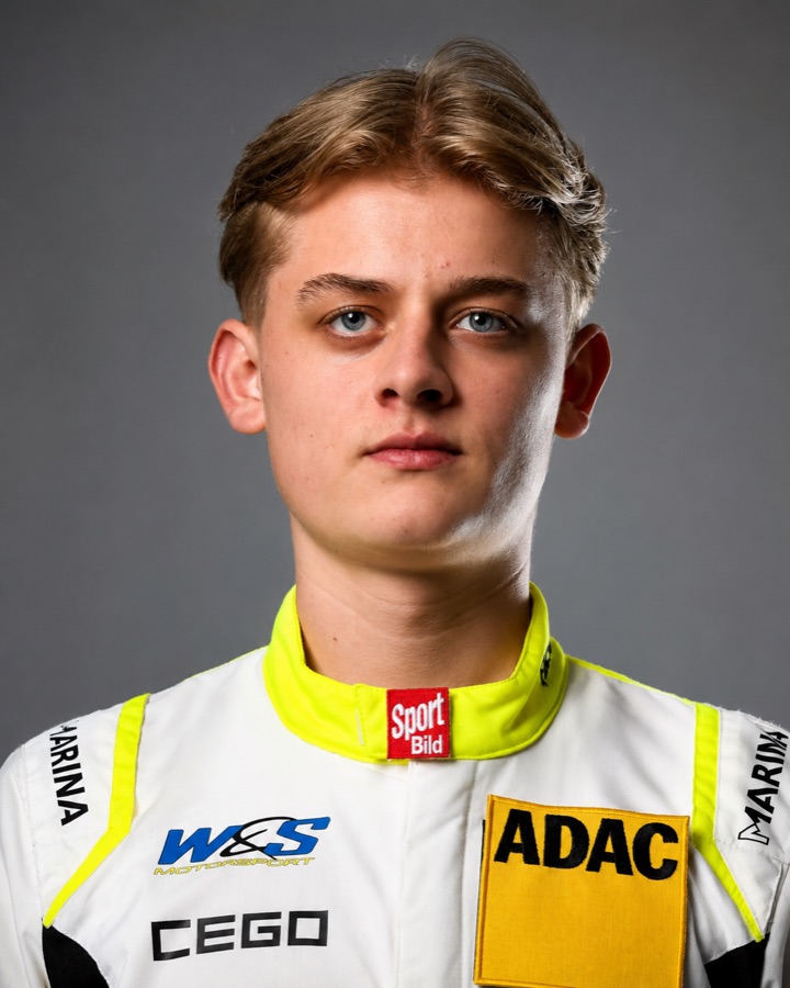 Frederik Zebis Christensen i køredragt, officielt ADAC-pressefoto